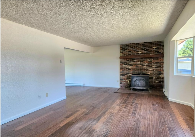 981 Tamarack Cir - Photo 2 of 11