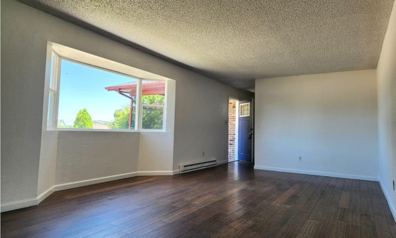 981 Tamarack Cir - Photo 3 of 11
