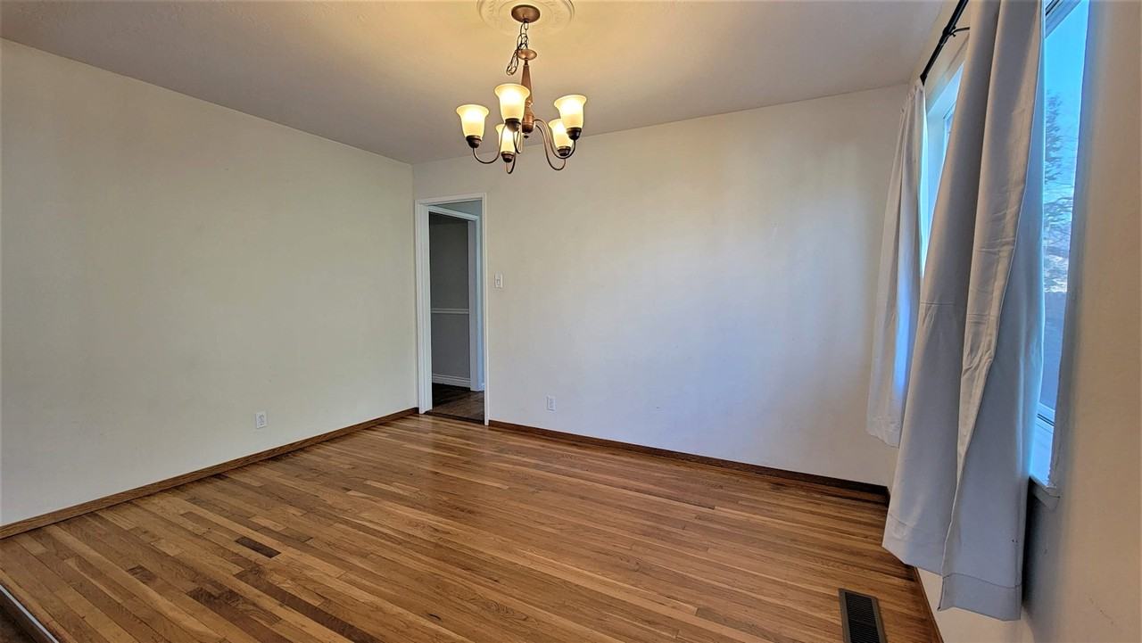 6538 Inglewood Drive - Photo 5 of 32