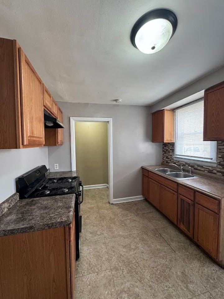722 E 106th St - Photo 3 of 10