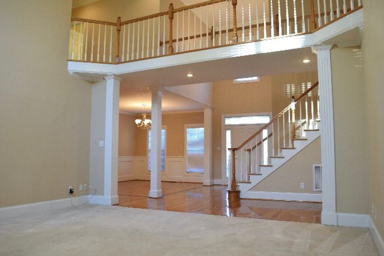 1605 Jamestown Ave - Photo 3 of 14