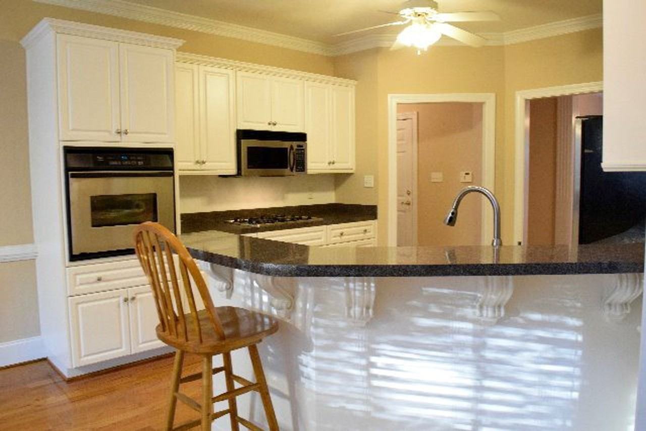 1605 Jamestown Ave - Photo 6 of 14