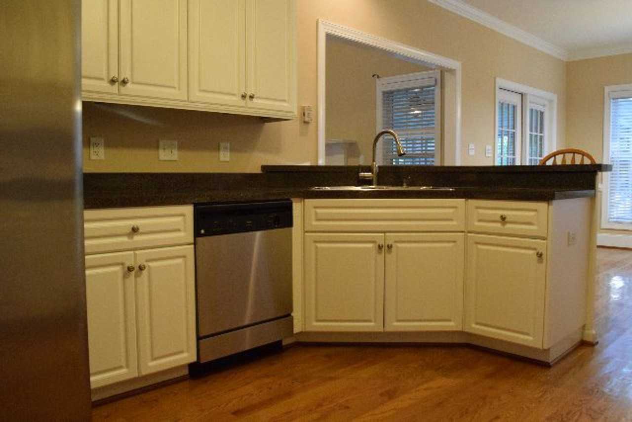 1605 Jamestown Ave - Photo 7 of 14