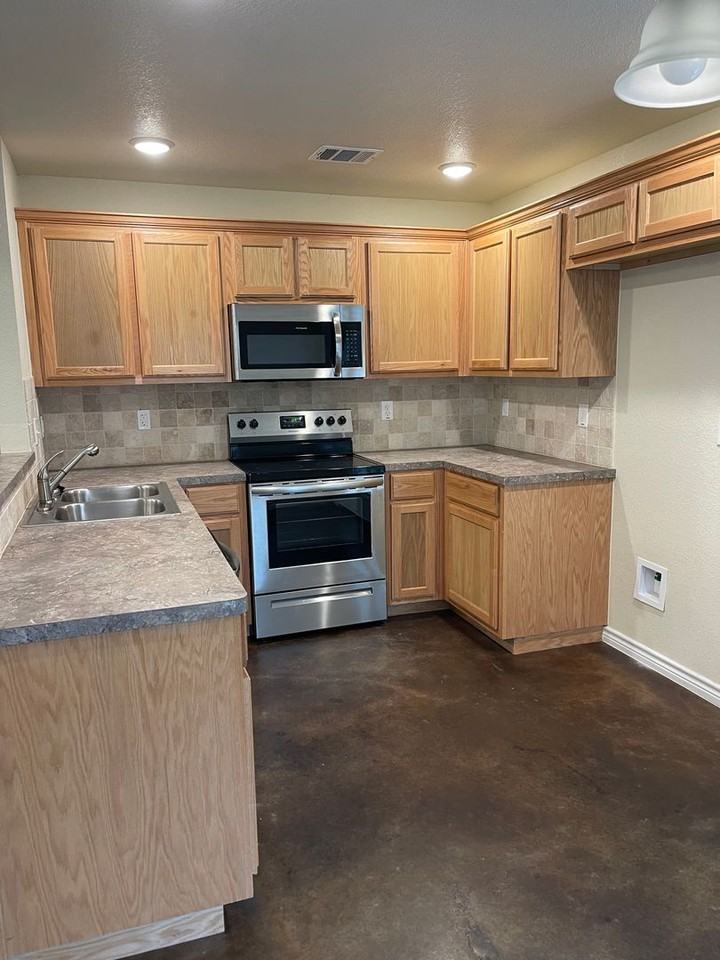 908 E Avenue B - Photo 2 of 11