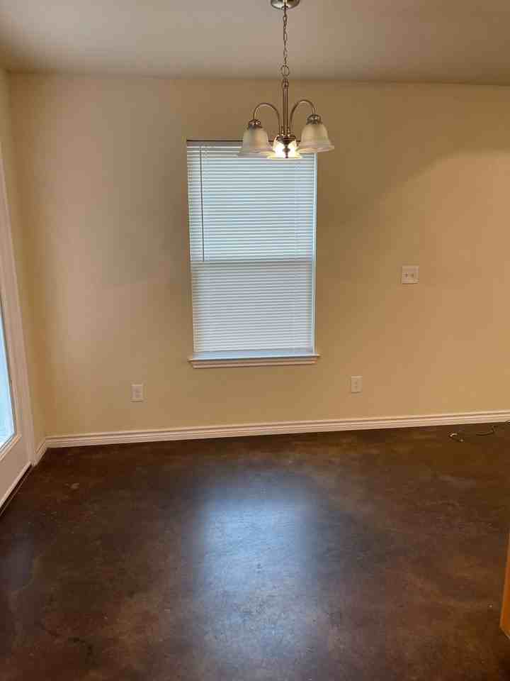 908 E Avenue B - Photo 3 of 11