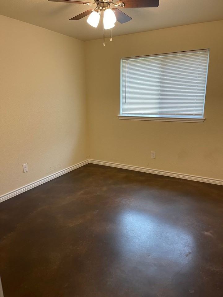 908 E Avenue B - Photo 6 of 11