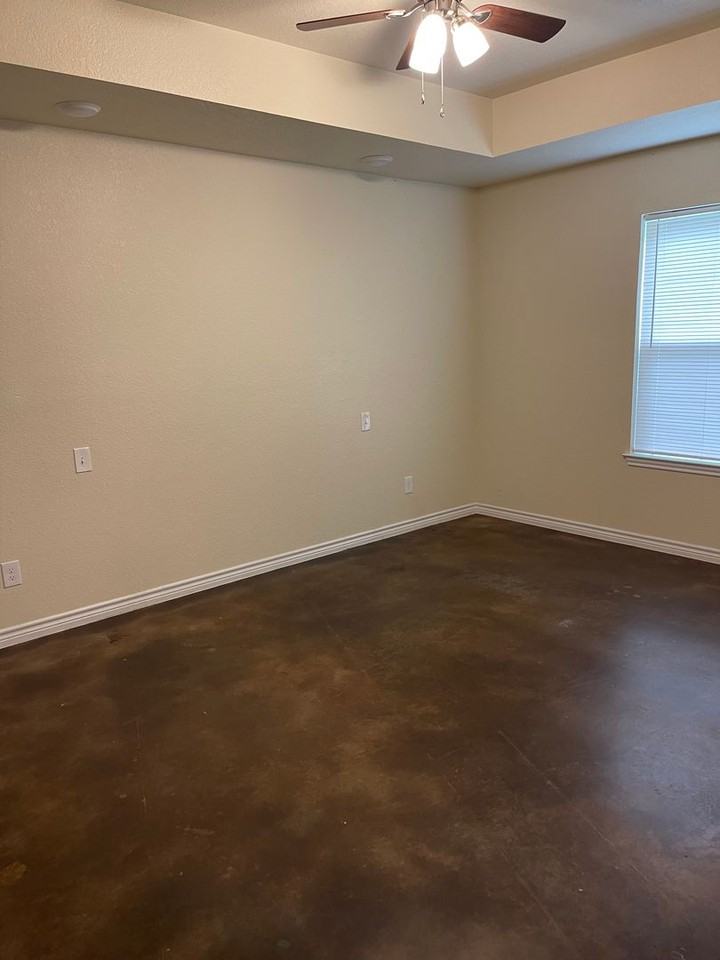 908 E Avenue B - Photo 7 of 11