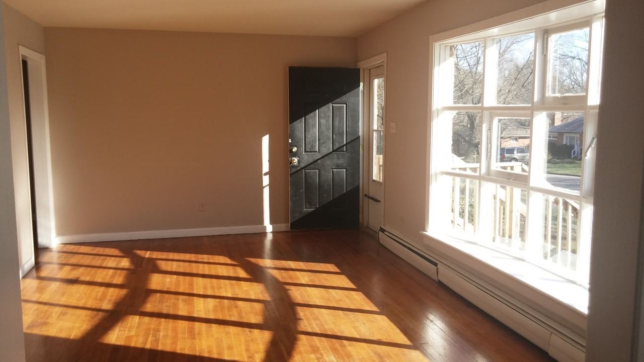 8206 Adrian Dr - Photo 5 of 35