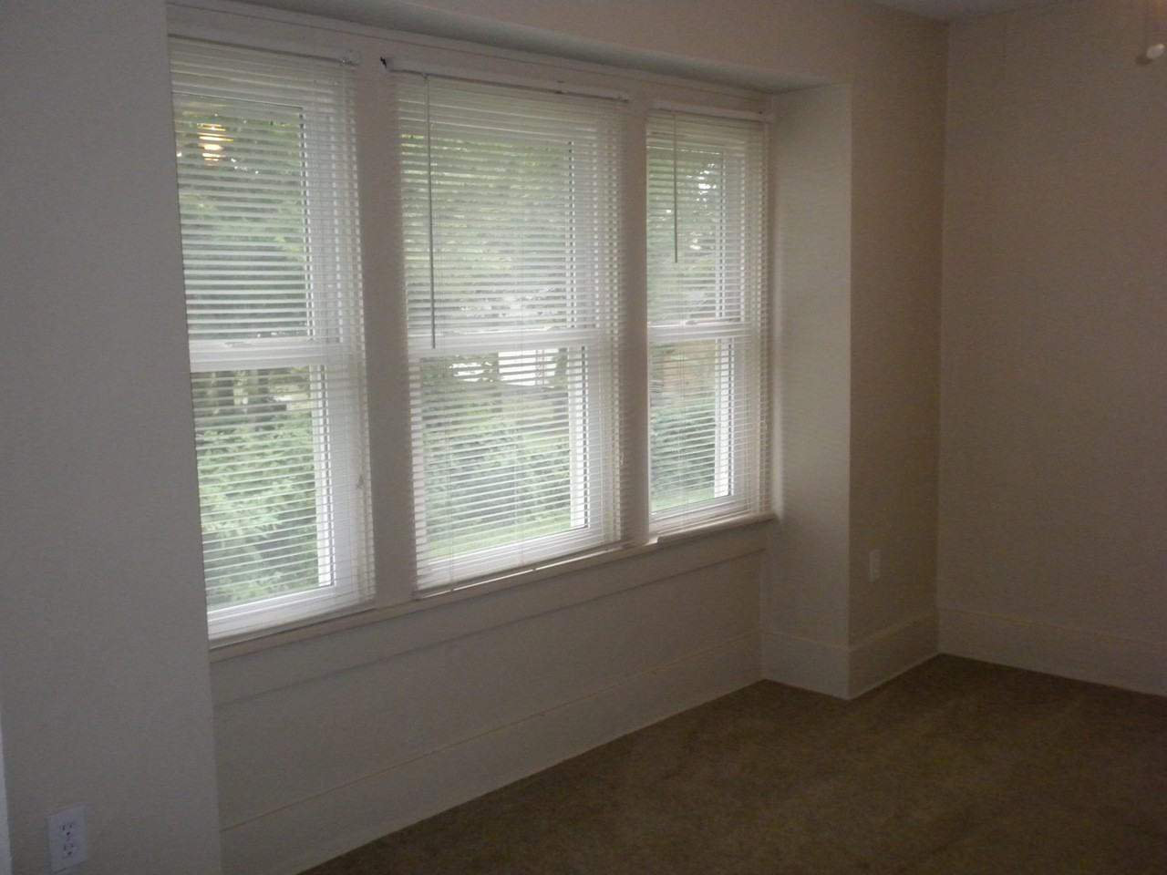 808 Mount Vernon Ave - Photo 3 of 12