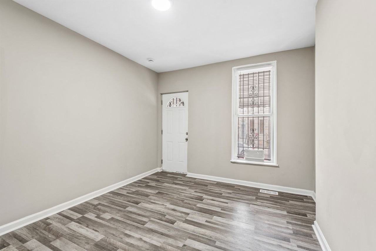 209 South Calhoun Street - Photo 3 of 21