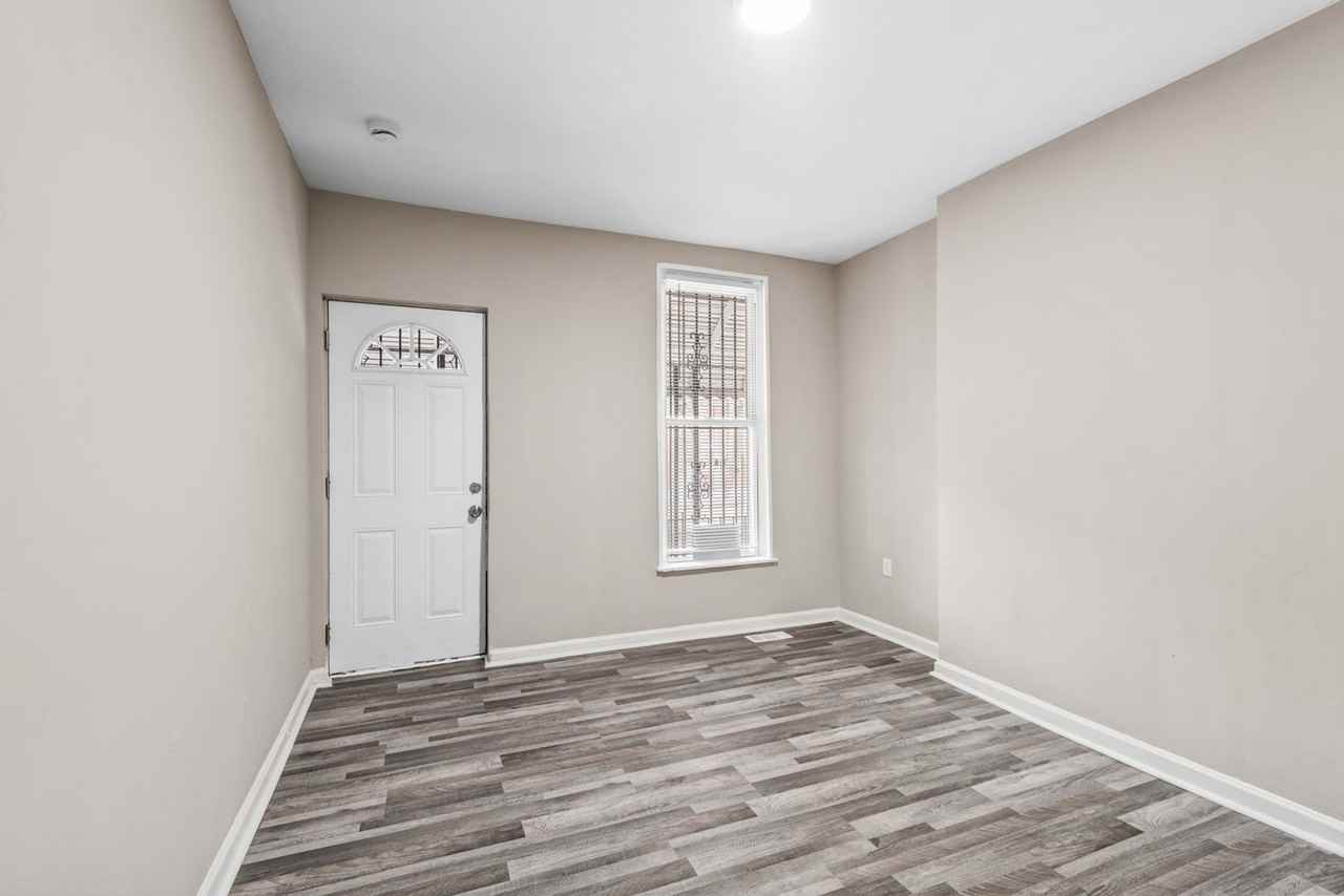 209 South Calhoun Street - Photo 4 of 21