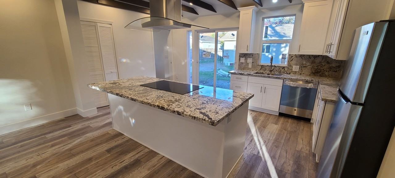 1402 Clara Ln - Photo 4 of 34