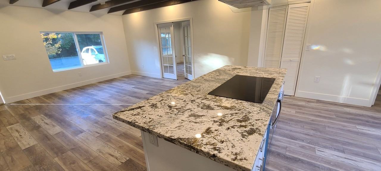 1402 Clara Ln - Photo 5 of 34