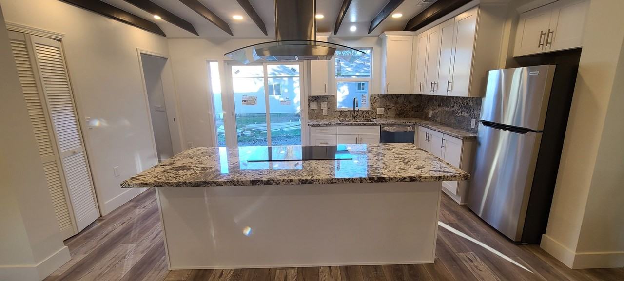 1402 Clara Ln - Photo 6 of 34