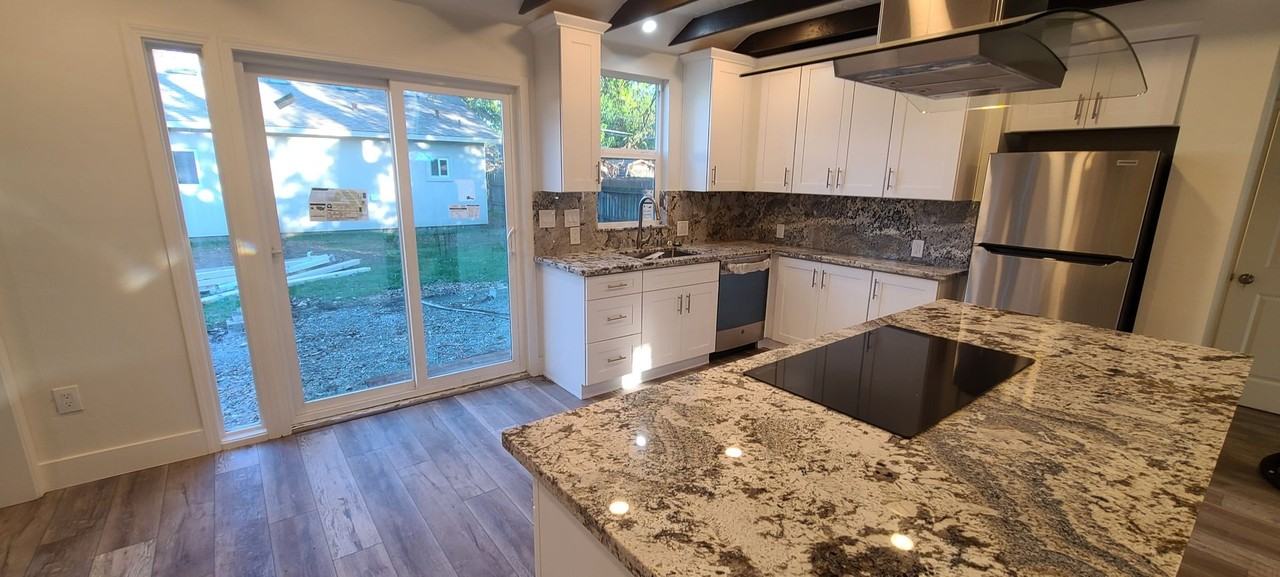 1402 Clara Ln - Photo 7 of 34