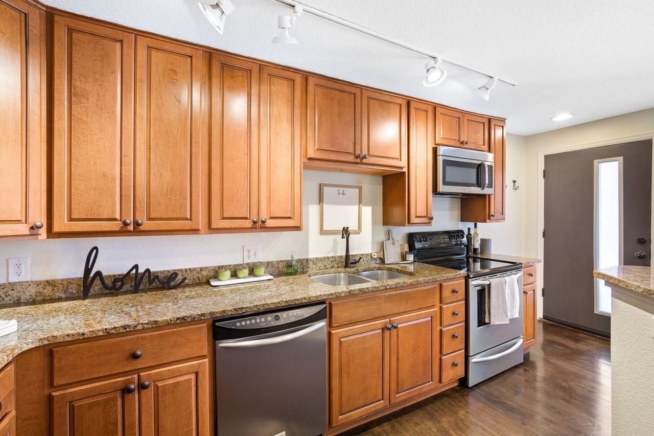 1 N Pearl St #302 - Photo 5 of 20