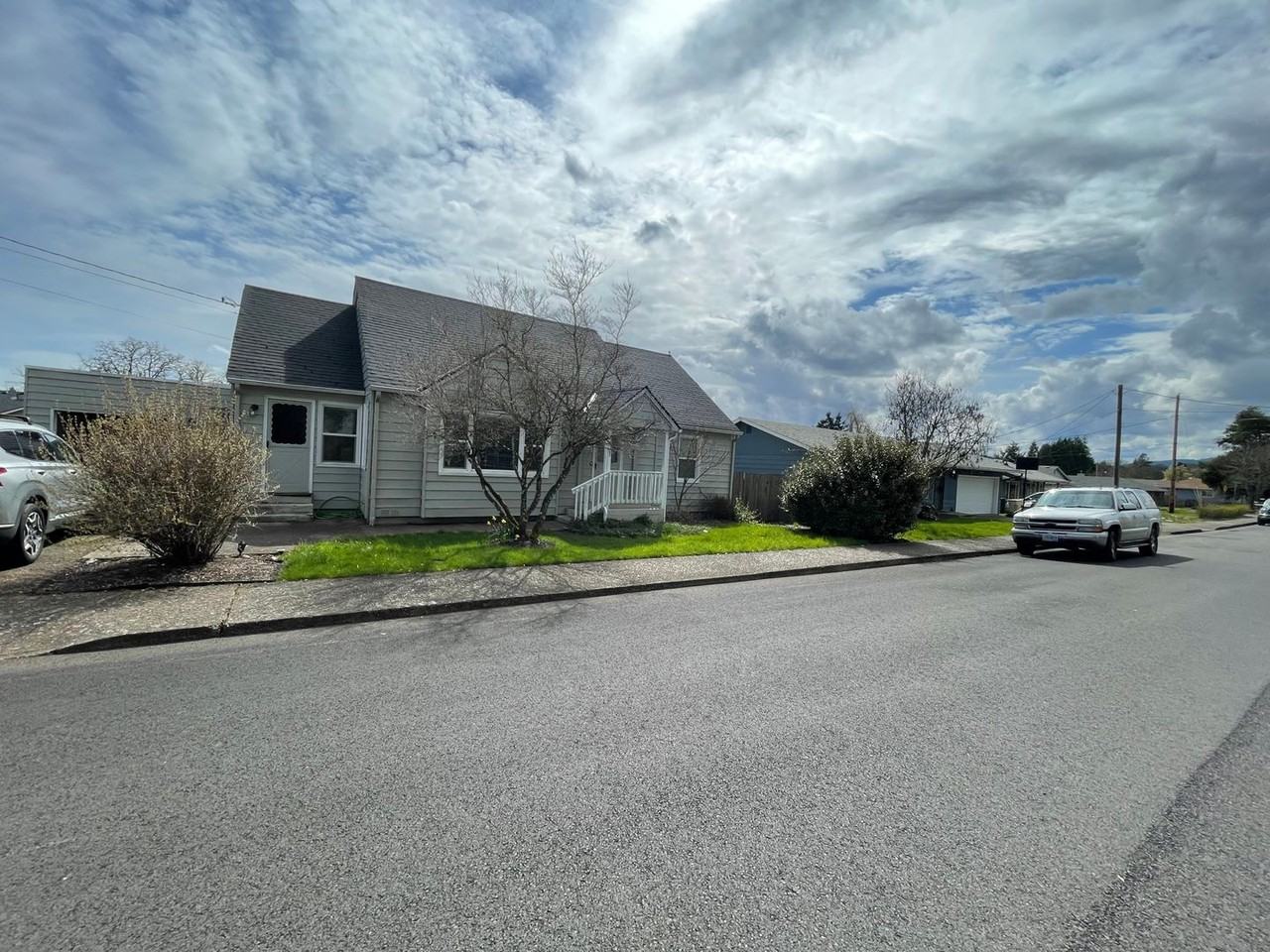 221 Sw Rainbow Ave - Photo 2 of 28