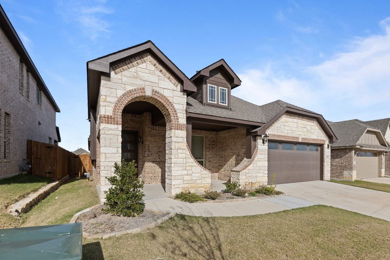 8232 Leopard Pass - Photo 3 of 40