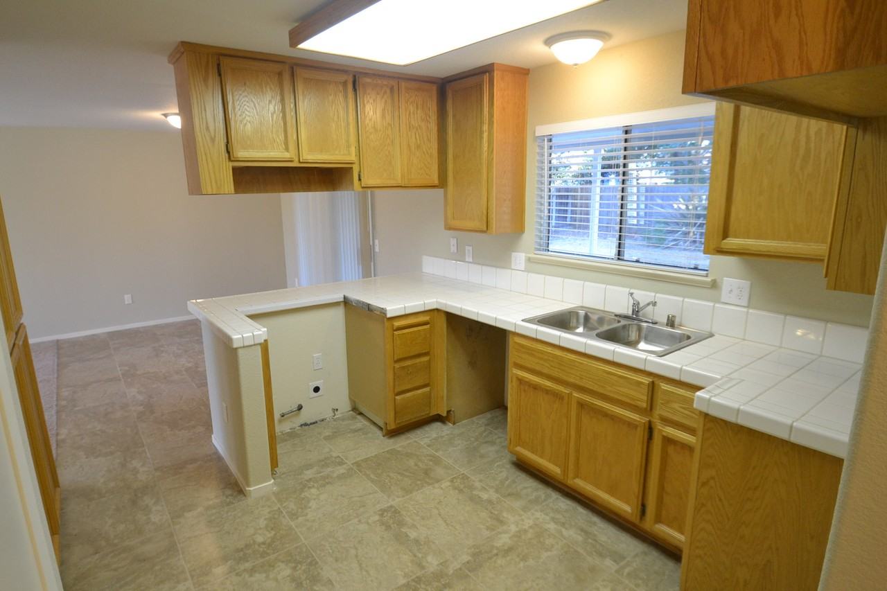 1040 Lake Park Ave - Photo 2 of 8