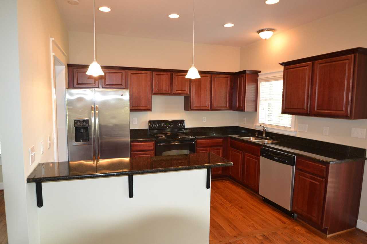 325 Plymouth Ave - Photo 3 of 10