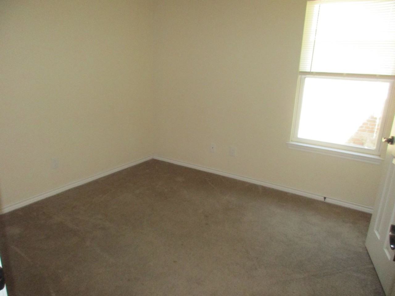 1202 E Avenue G - Photo 3 of 17