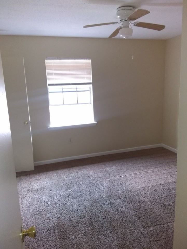 121A Ellis Dr - Photo 2 of 7