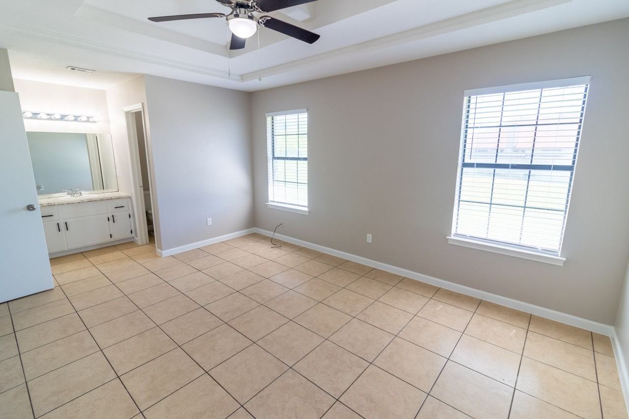 3010 Honeysuckle - Photo 4 of 26