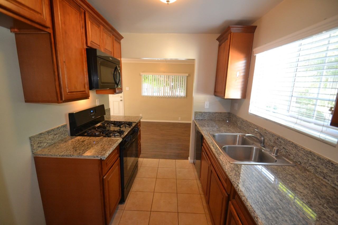 490 Raymond Dr - Photo 3 of 12