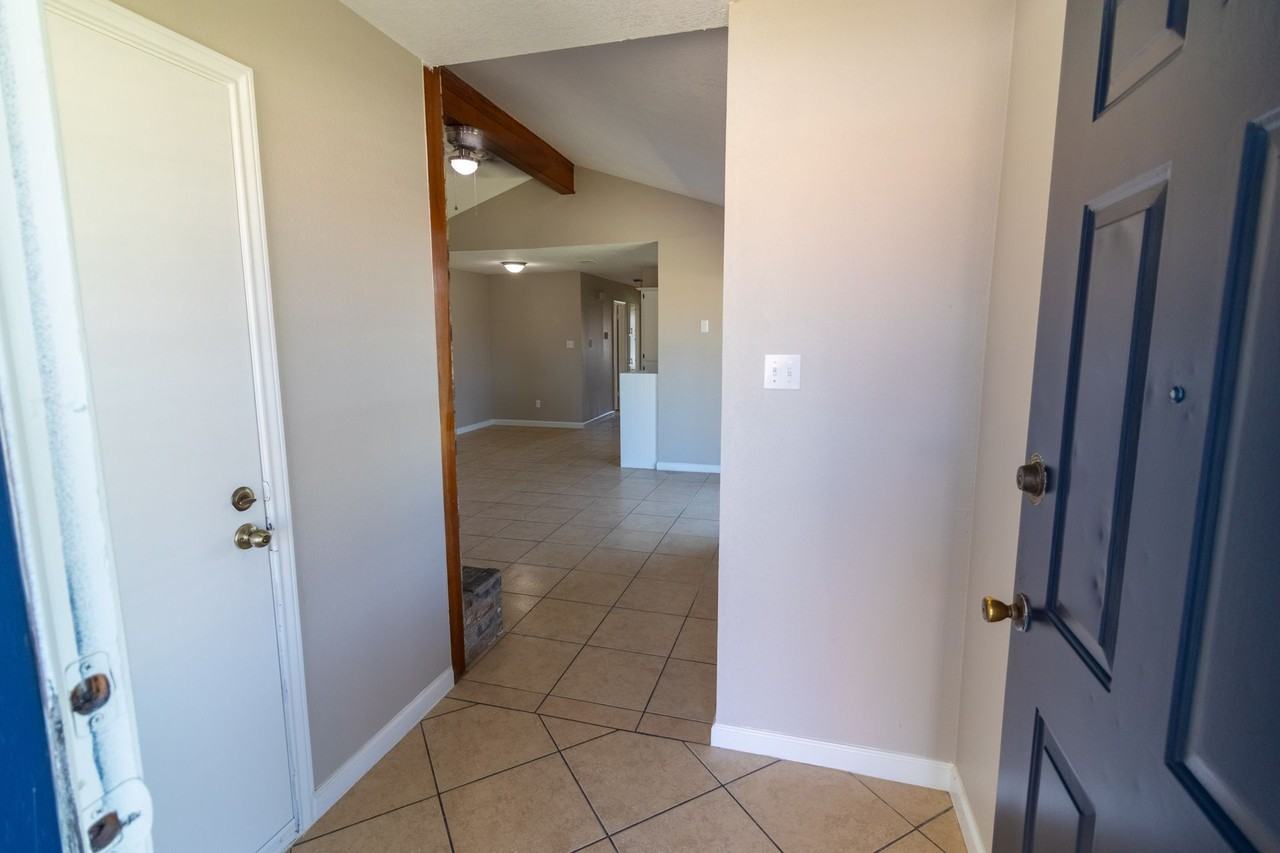 3010 Honeysuckle - Photo 5 of 26