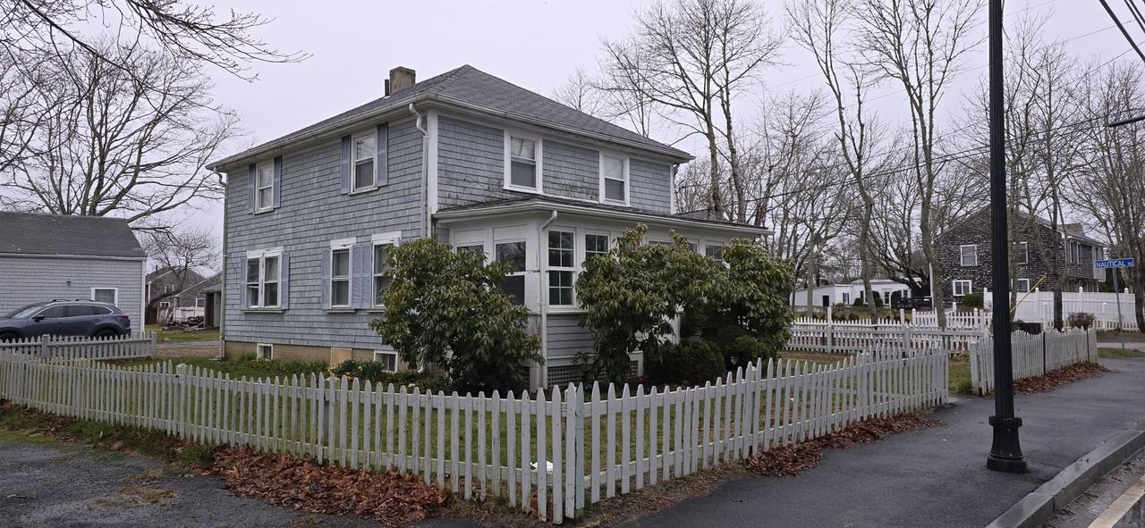 285 Sea St - Photo 3 of 14