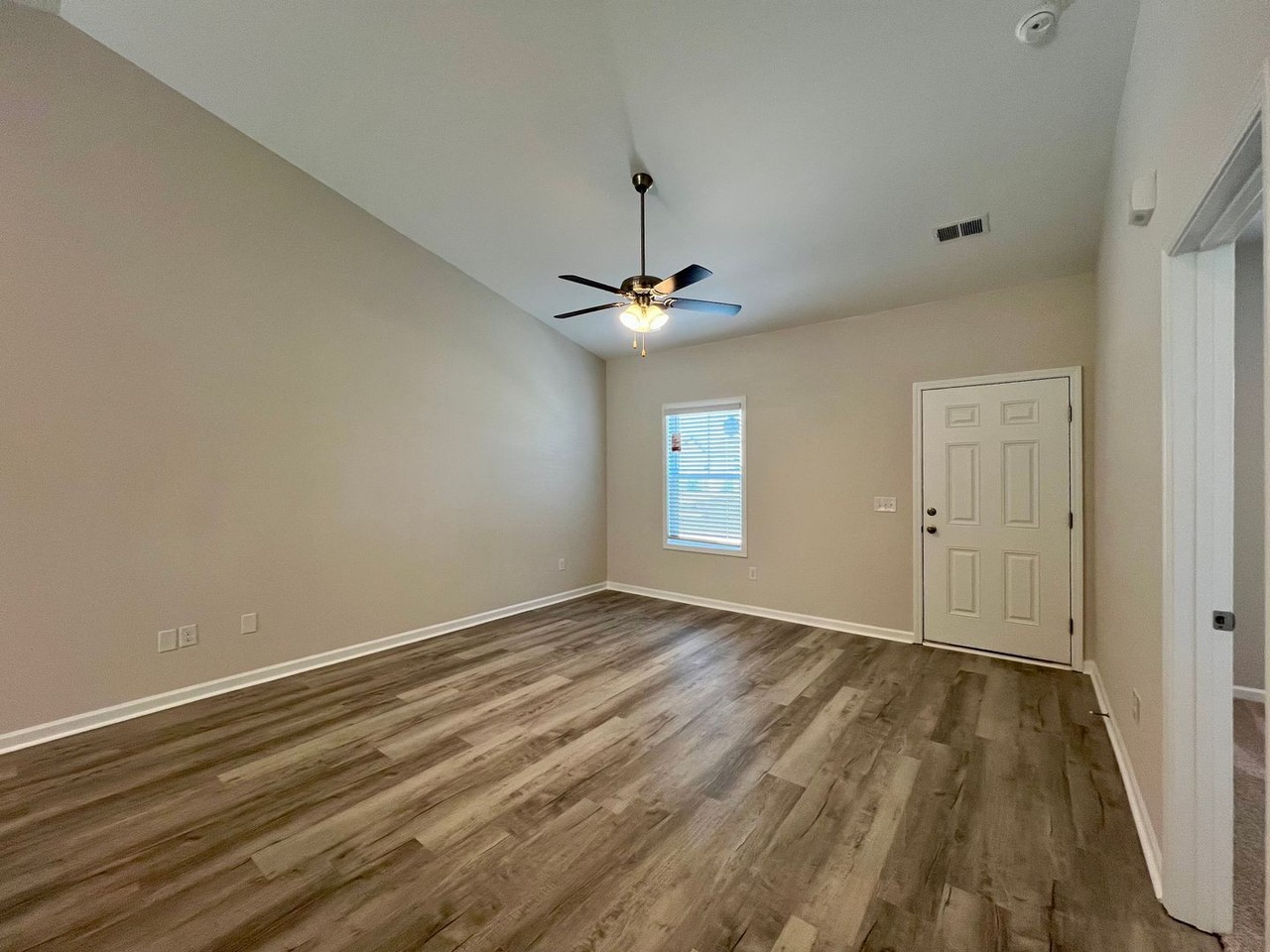 340 Conifer St - Photo 4 of 14