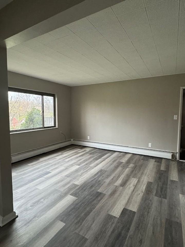 1419 Sleepy Hollow Rd - Photo 2 of 5