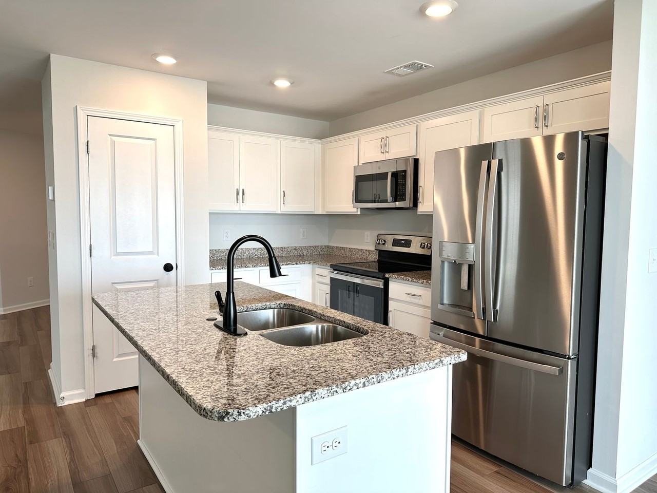 401 Eclipse Ln - Photo 6 of 28