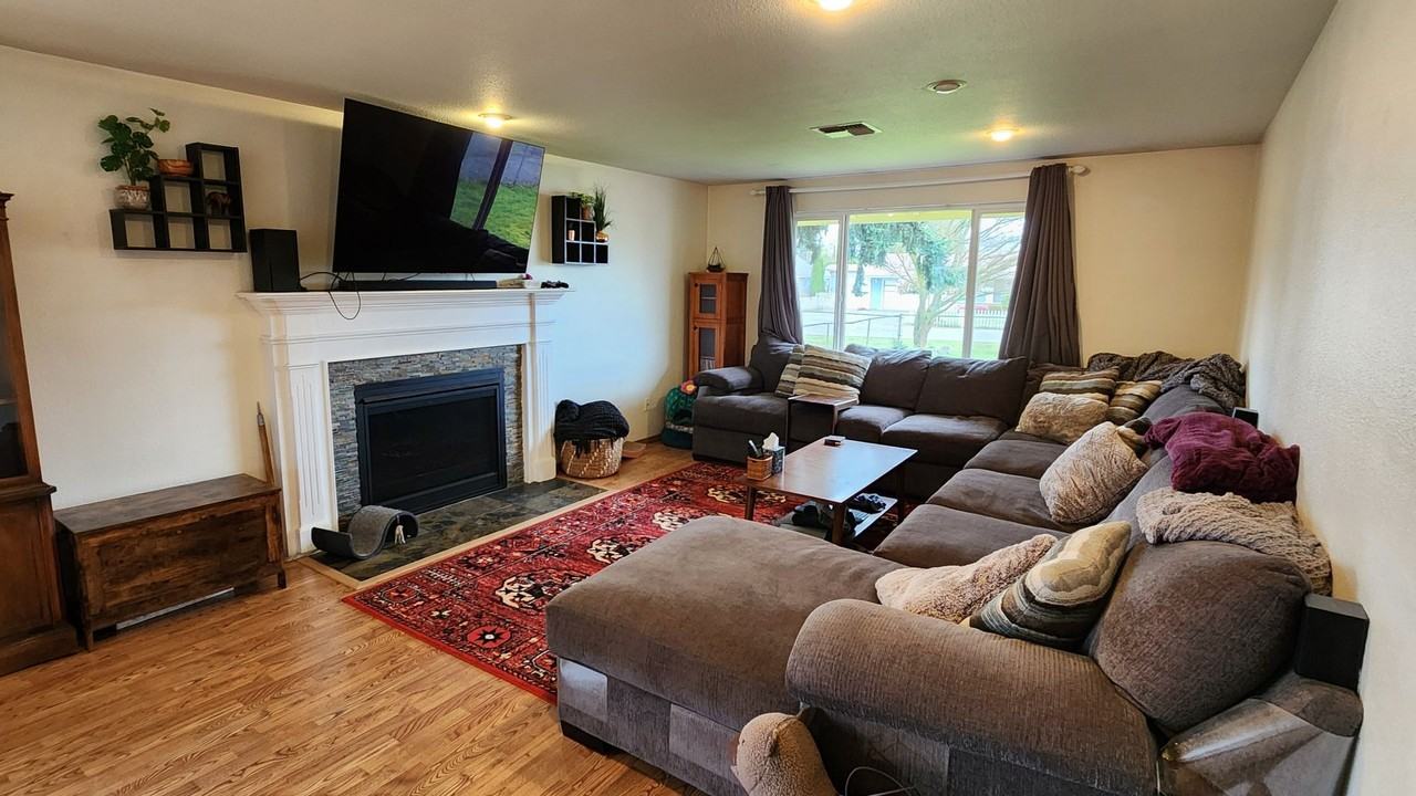 8021 51st Ave Ne - Photo 3 of 22