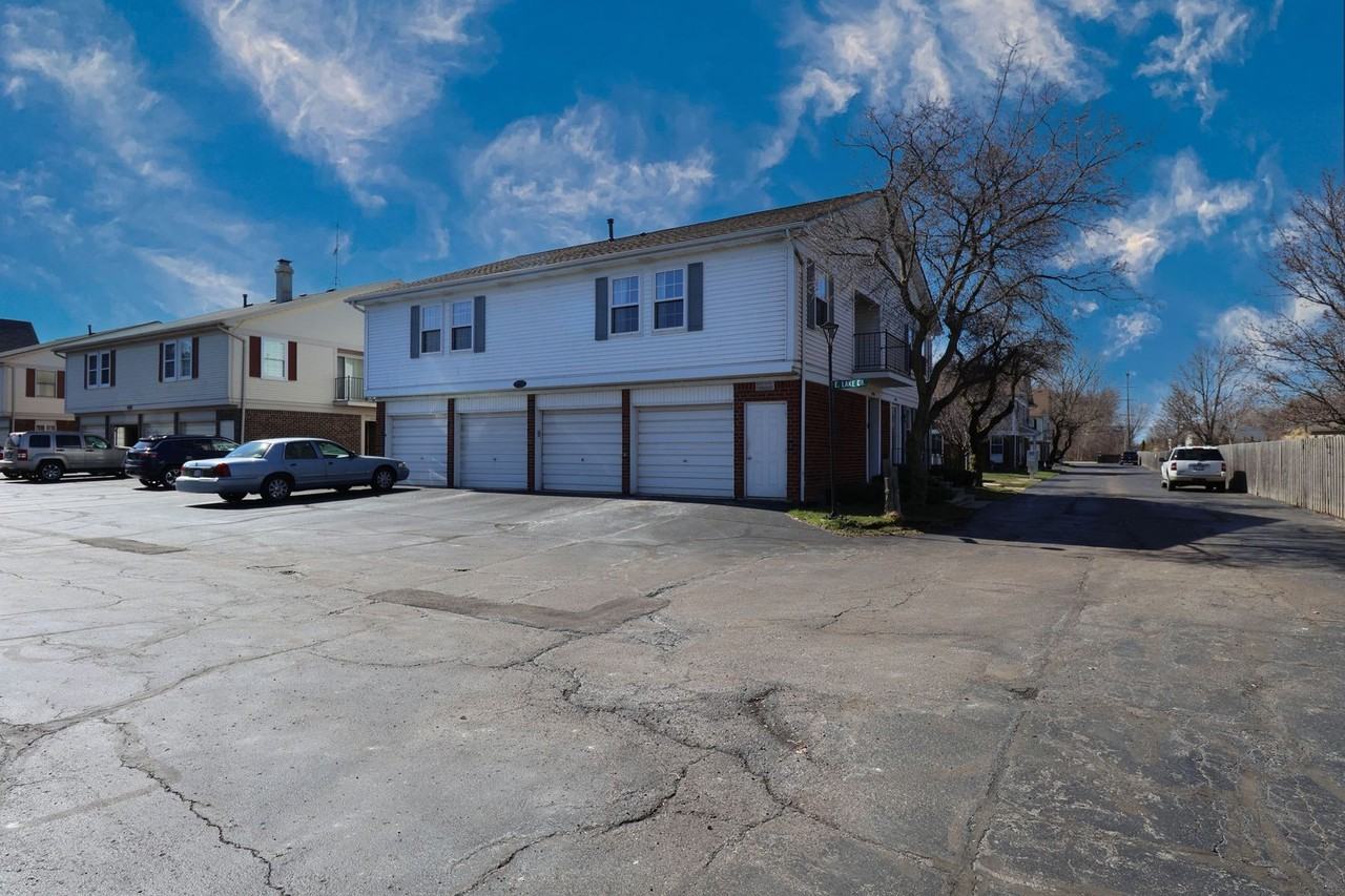 26070 N Lake Dr - Photo 2 of 15