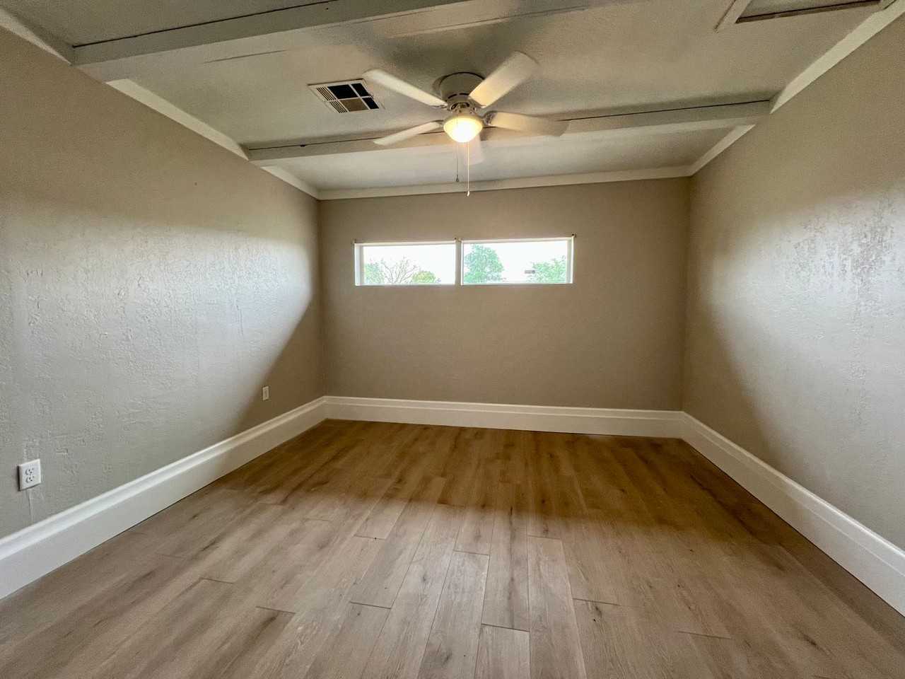 4822 Nw Ozmun Ave - Photo 5 of 12
