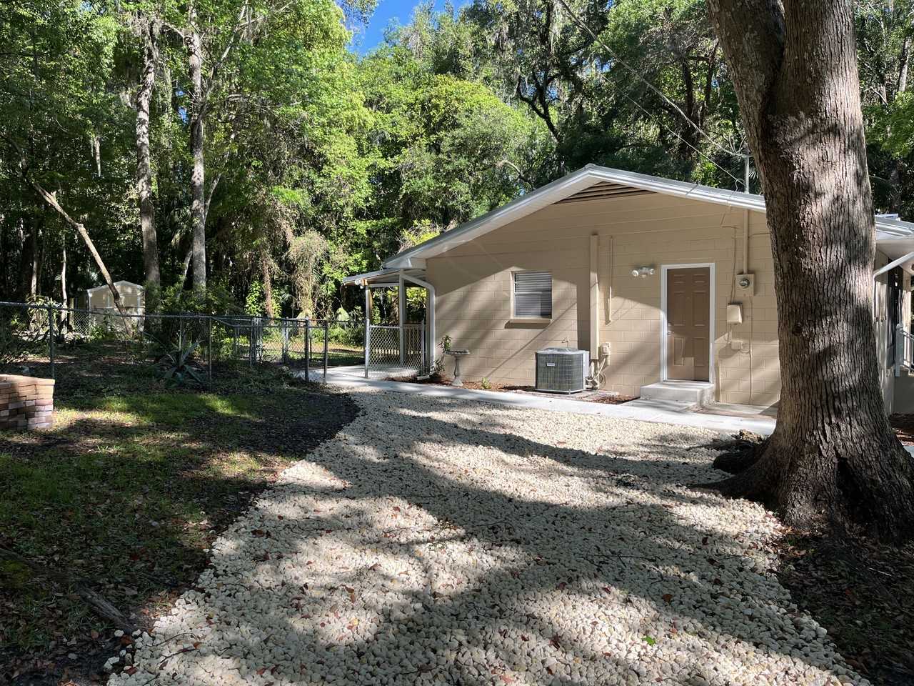 1565 Oakhurst Dr - Photo 3 of 47