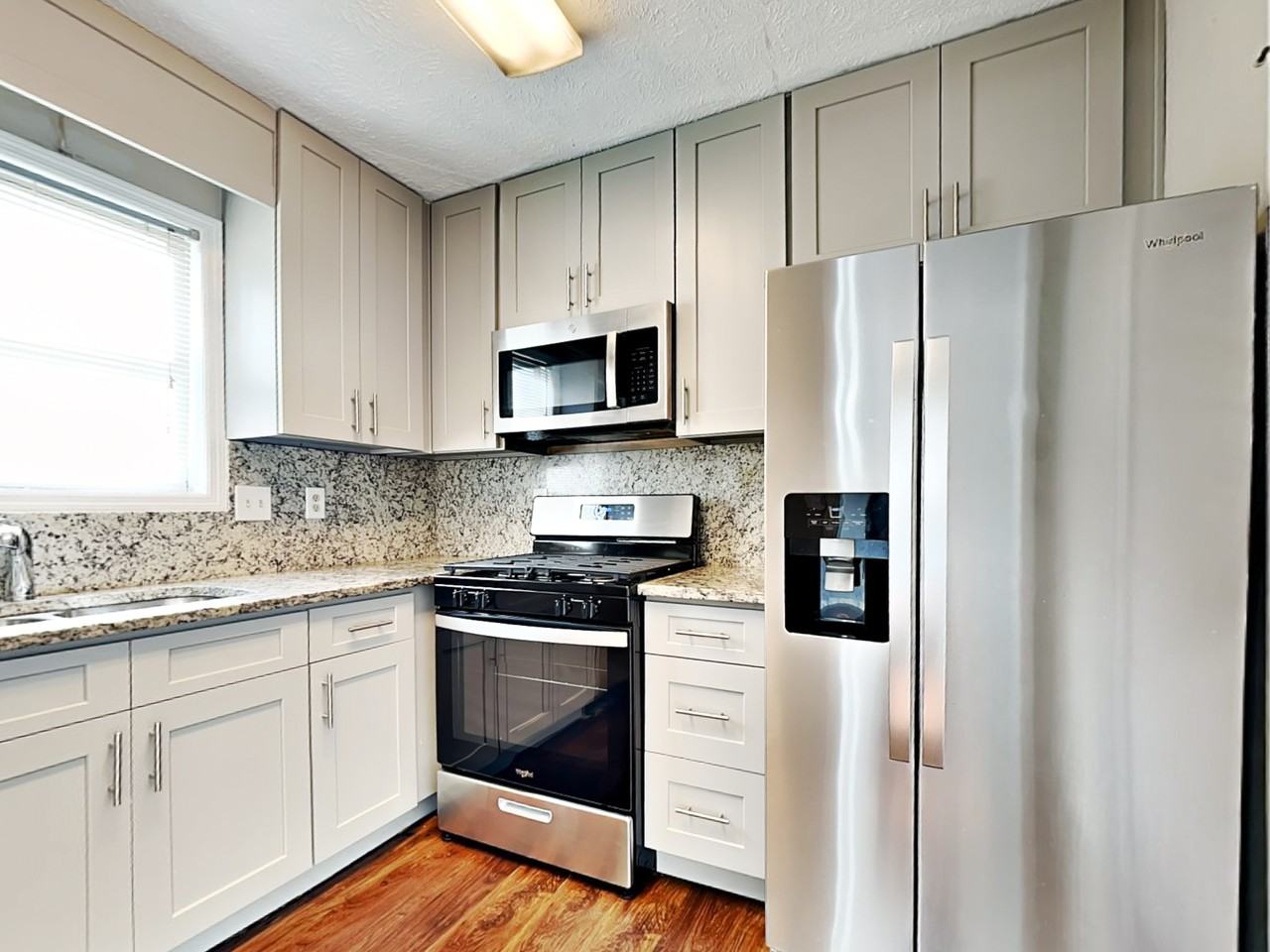 938 Waverly Ct #B - Photo 3 of 16