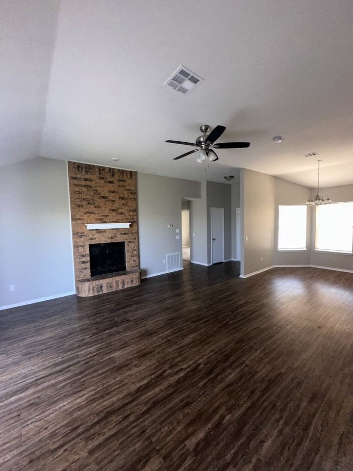 7917 Nw 84th St - Photo 2 of 9