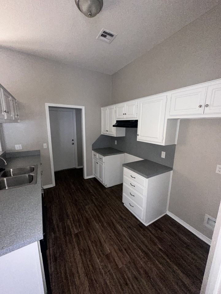 7917 Nw 84th St - Photo 3 of 9