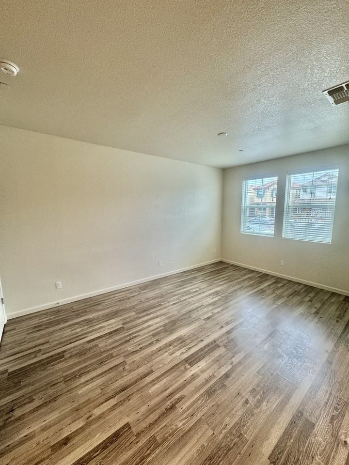 2521 Natomas Crossing Dr - Photo 2 of 27