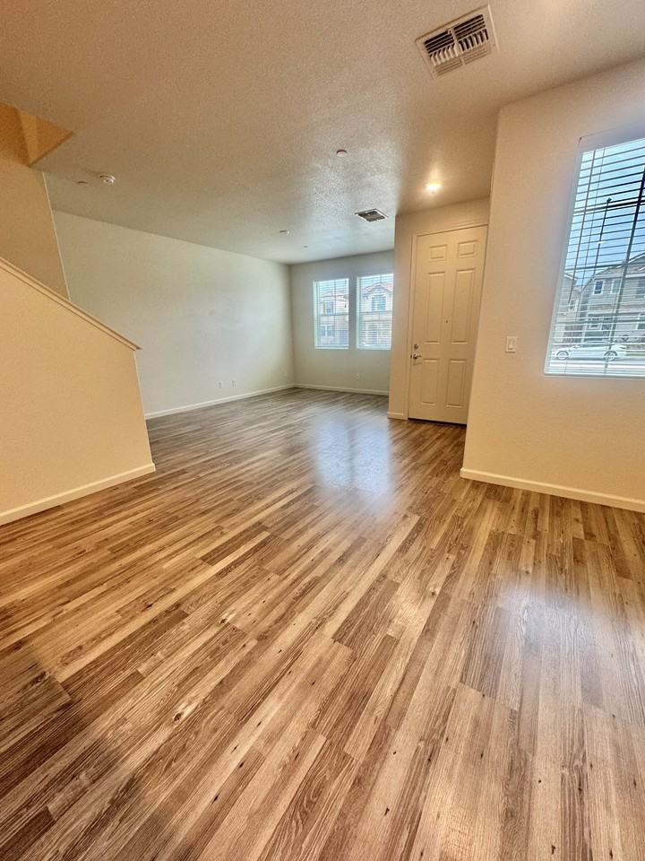 2521 Natomas Crossing Dr - Photo 3 of 27