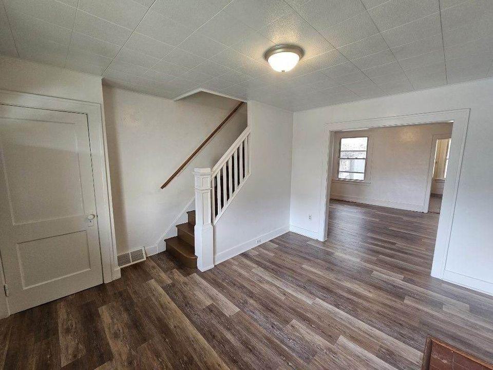 2241 Hawthorne Ave - Photo 2 of 5