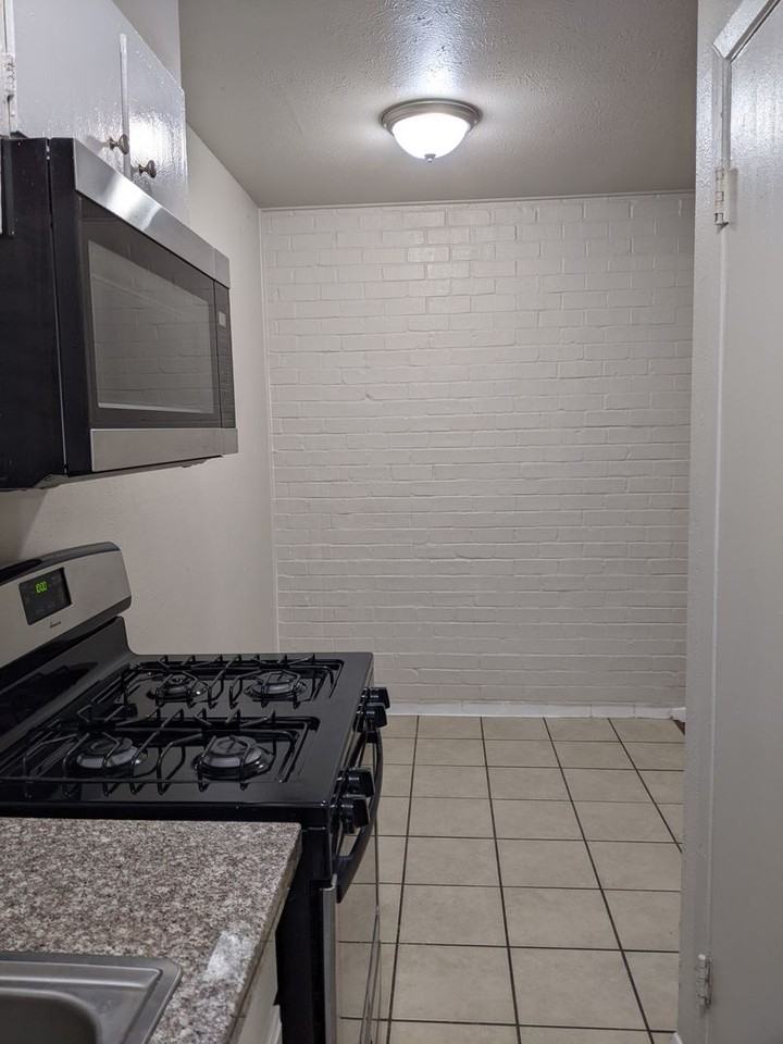 Palms Apartments - Photo 4 of 19
