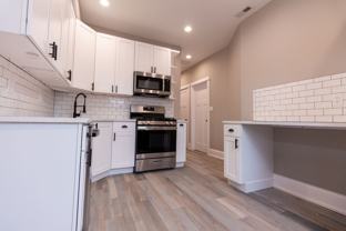 PF-ARG, 2850 W Barry Series - Photo 1 of 1