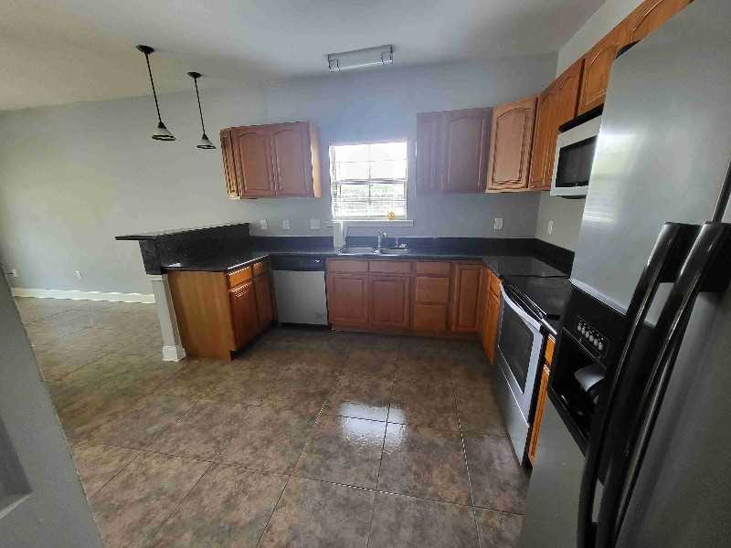 902 S Magnolia St #A - Photo 3 of 7