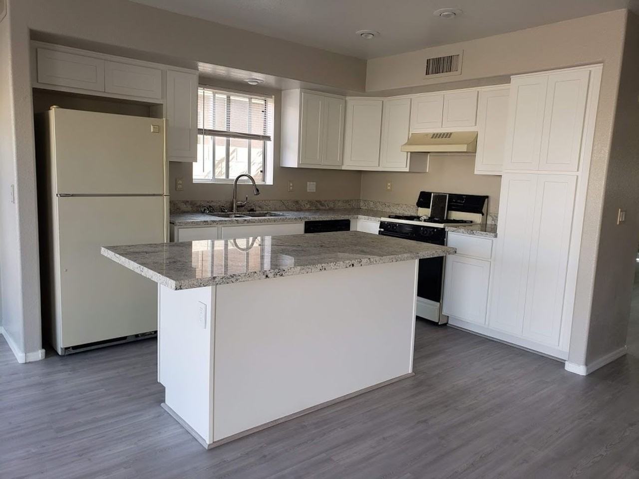 1782 W Springfield Way - Photo 2 of 7