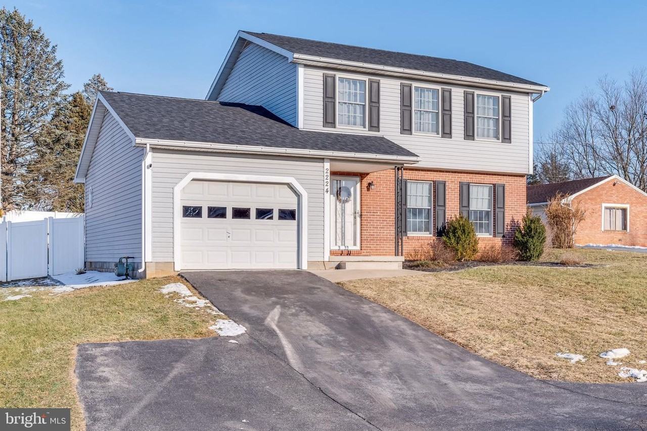 2224 Beverly Dr - Photo 2 of 32