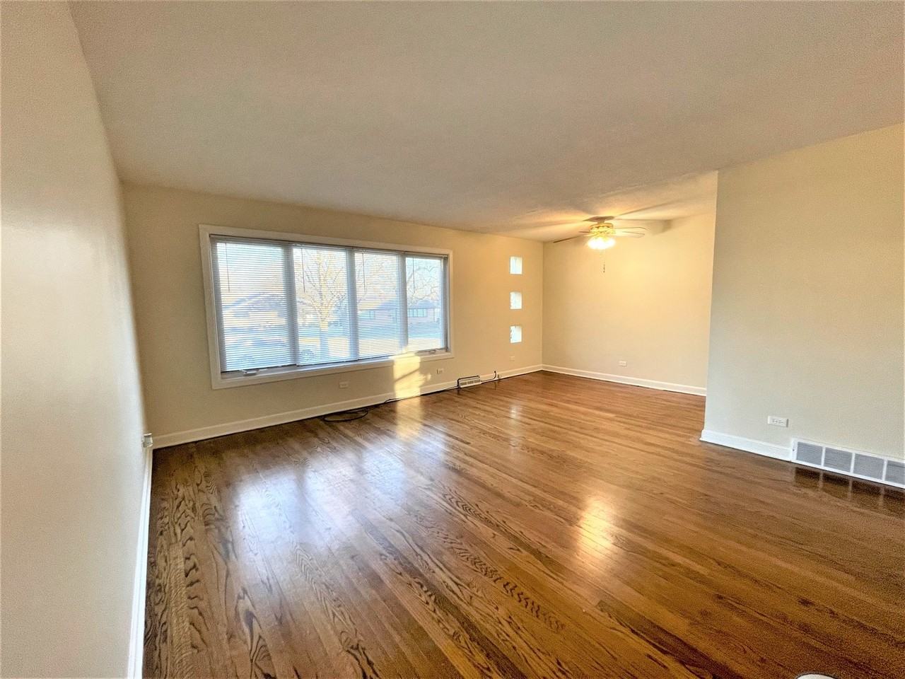 10036 S 52nd Ave - Photo 2 of 16