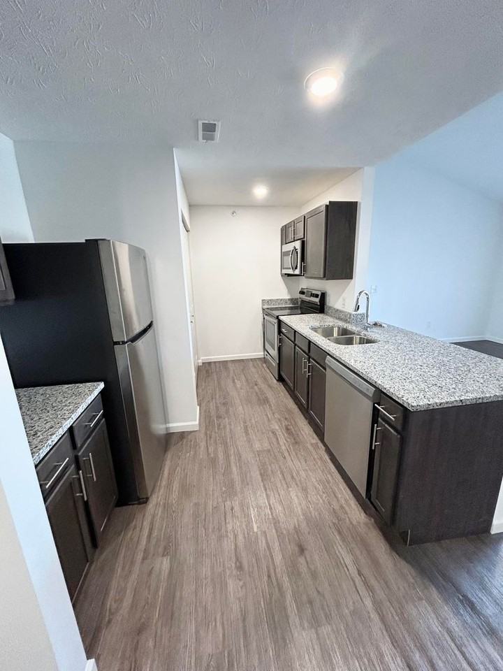 Sagamore Winds Apartments - Photo 3 of 50